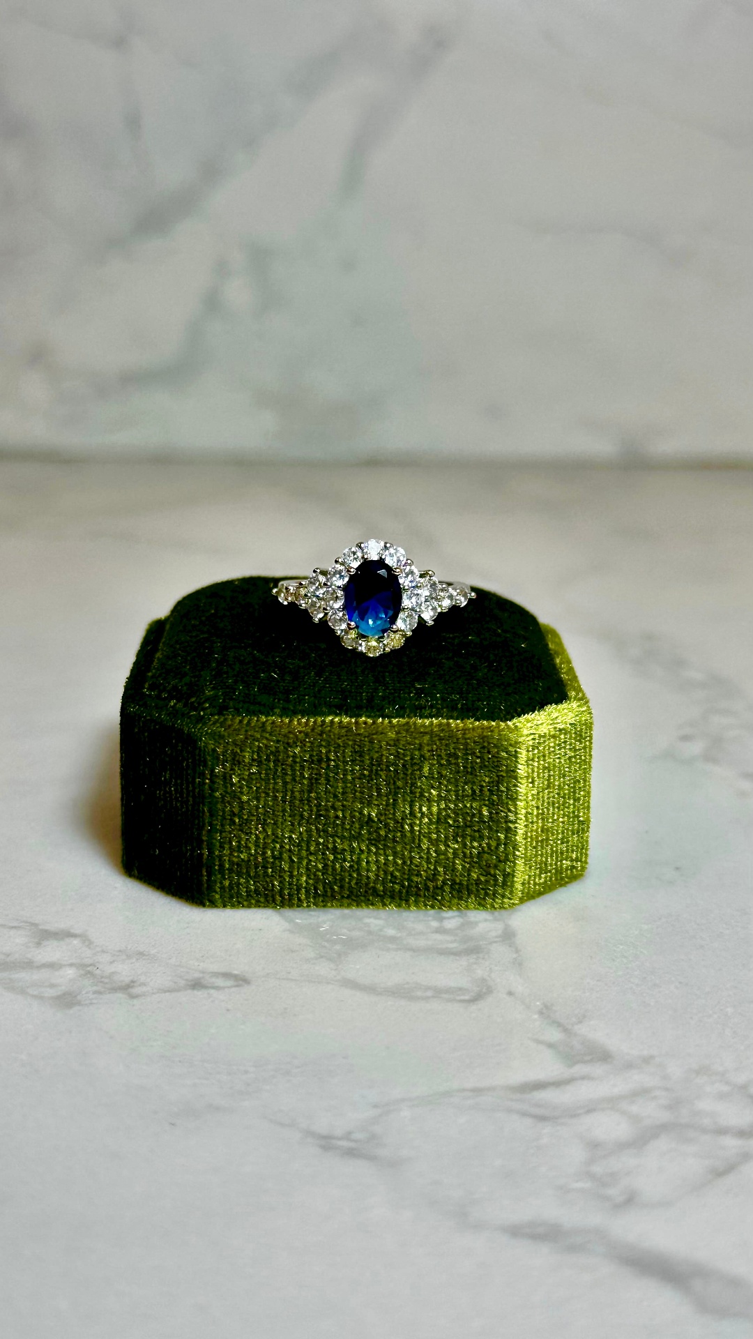 Anillo Royal, Zafiro Oval, Halo Clásico