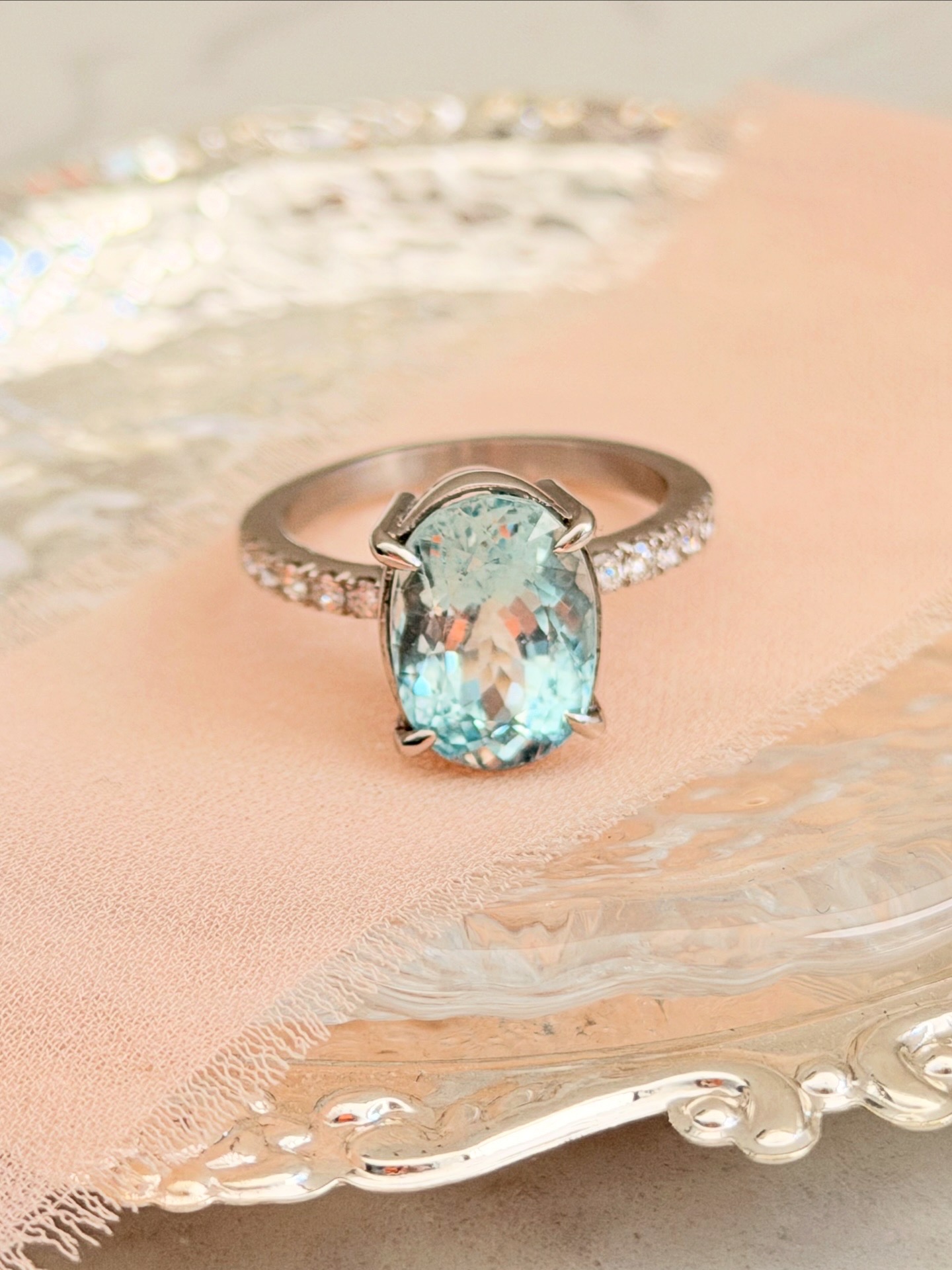 Anillo de compromiso oval con pavé de diamantes