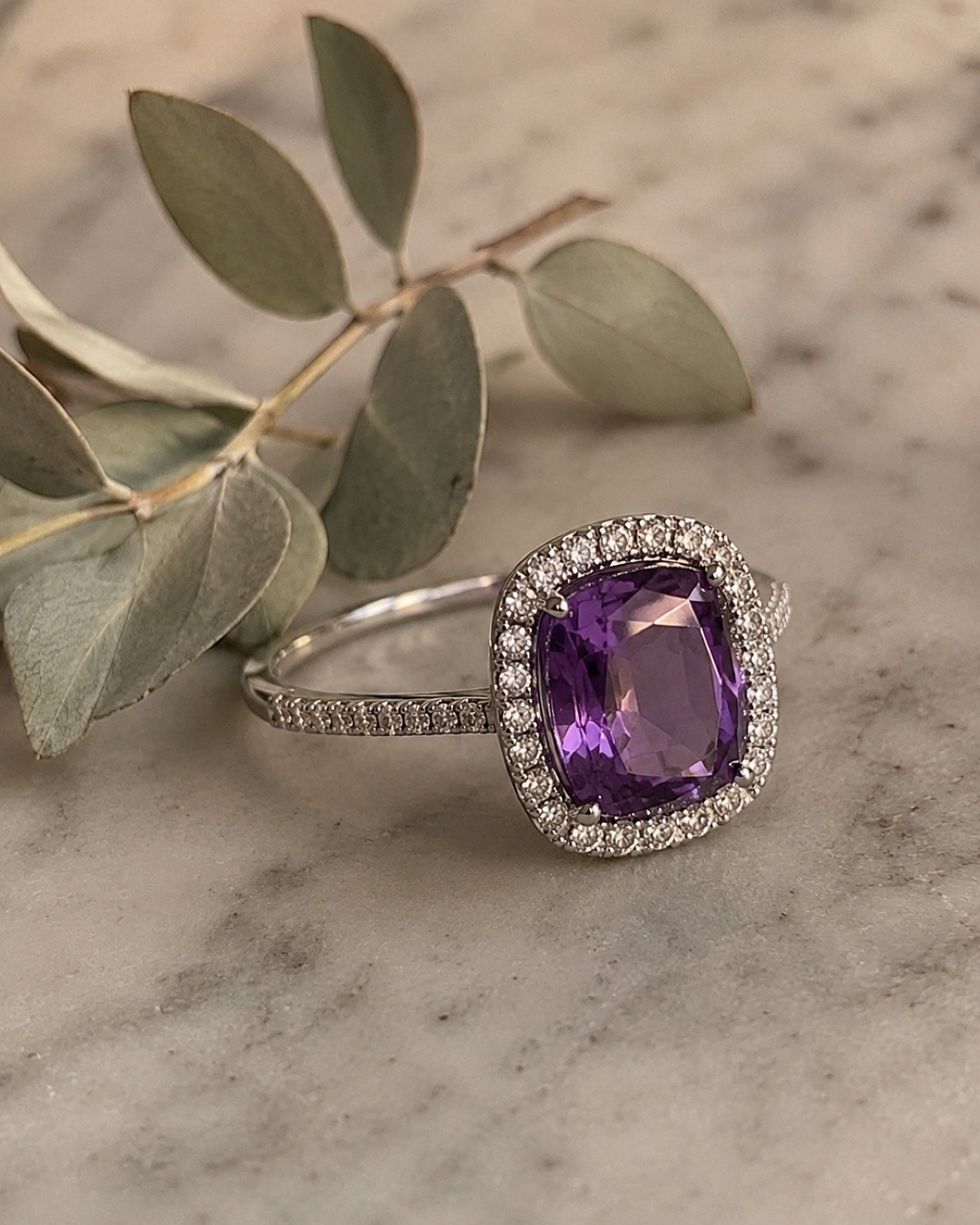 Greta · Halo Amatista, Oro 18k blanco, Amatista corte cushion central, halo de diamantes, banda con pavé